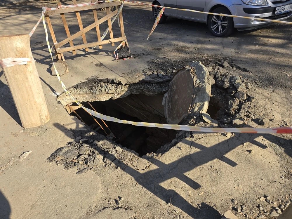 Опасный провал: у дома №1а на Ломоносова колодец ушёл под землю вместе с асфальтом