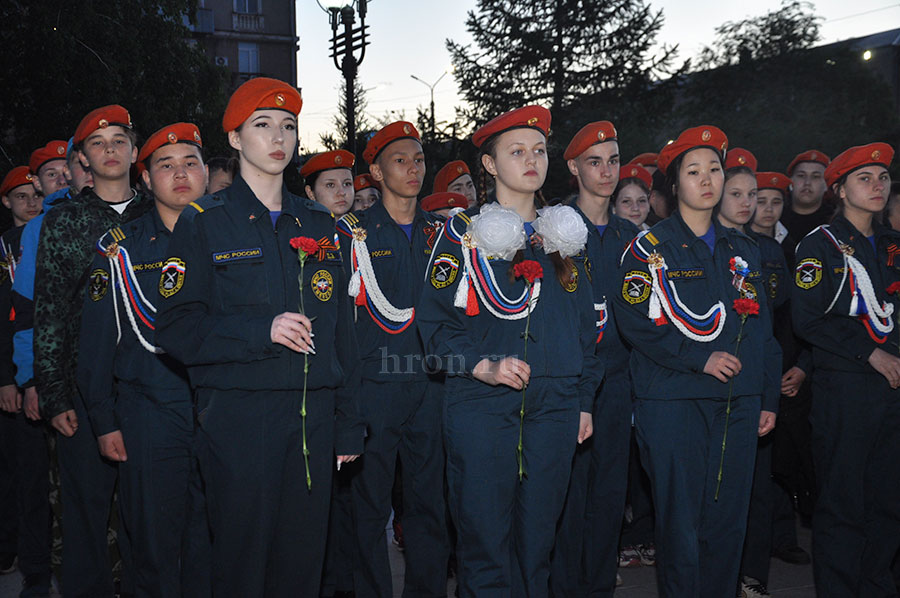 Ветеран войны и юнармейцы зажгли Вечный огонь