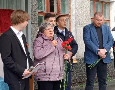 Мемориальная доска в честь бойца