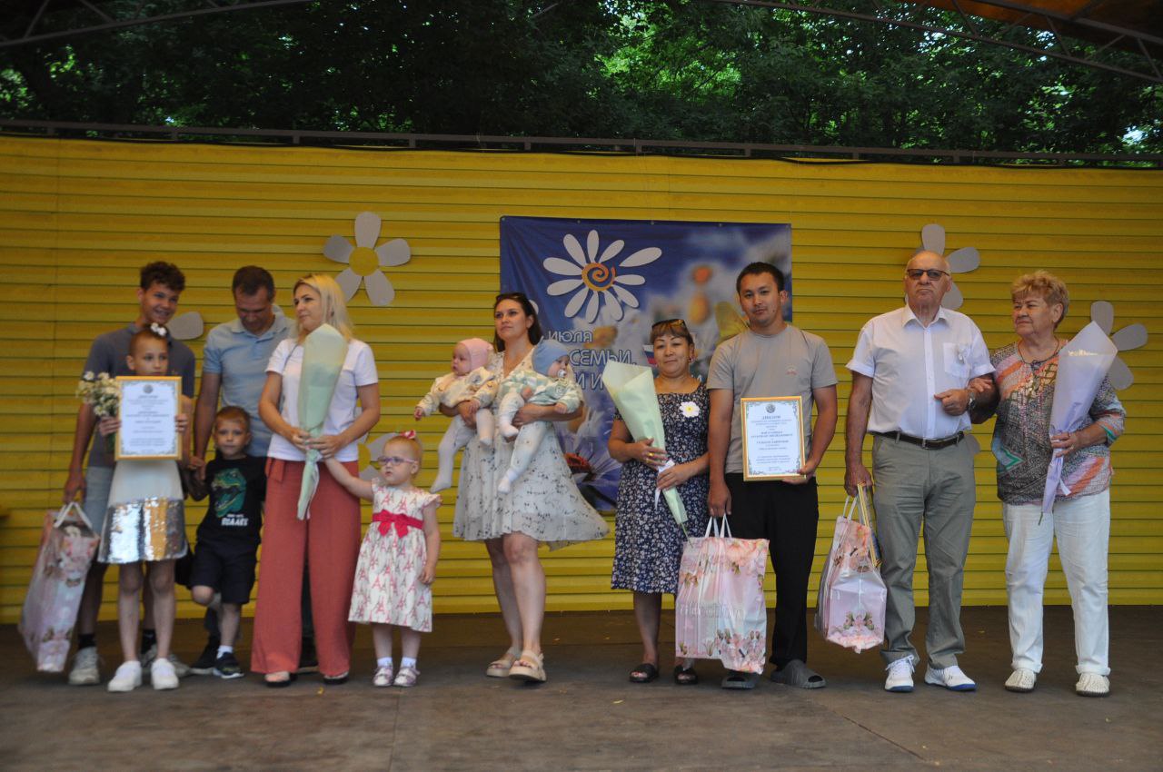 Парад семей в парке строителей