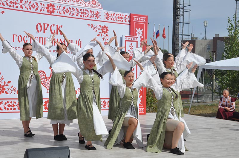 Сказка русская, а куры из сена. Кого и чем удивил «Орск гостеприимный»?
