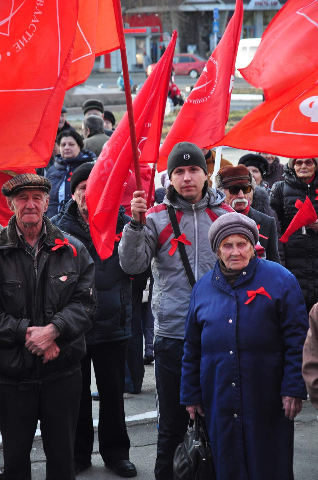 Митинг в честь революции «заглушили» дорожной техникой