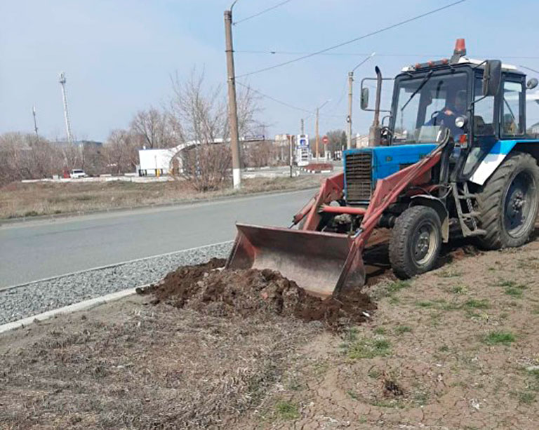 Грунт в клумбах обновляют