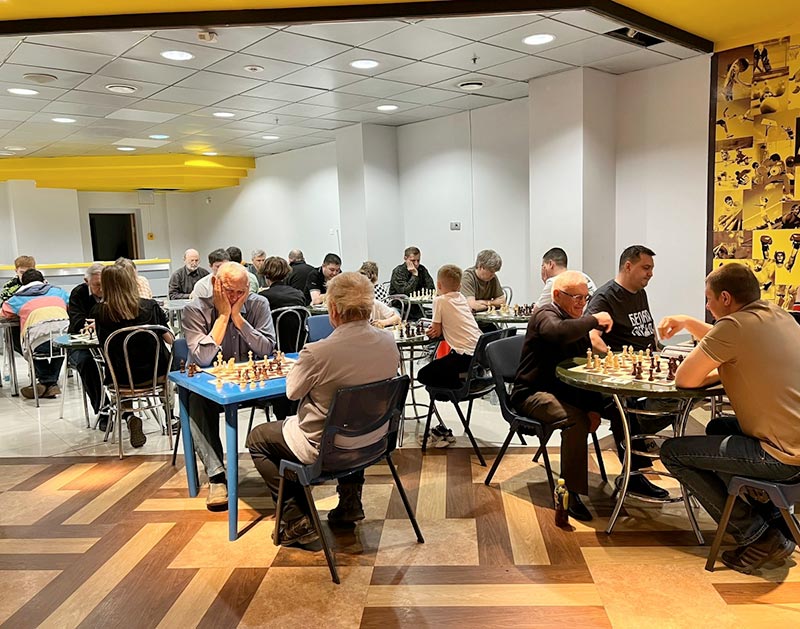 А не пойти бы конем?