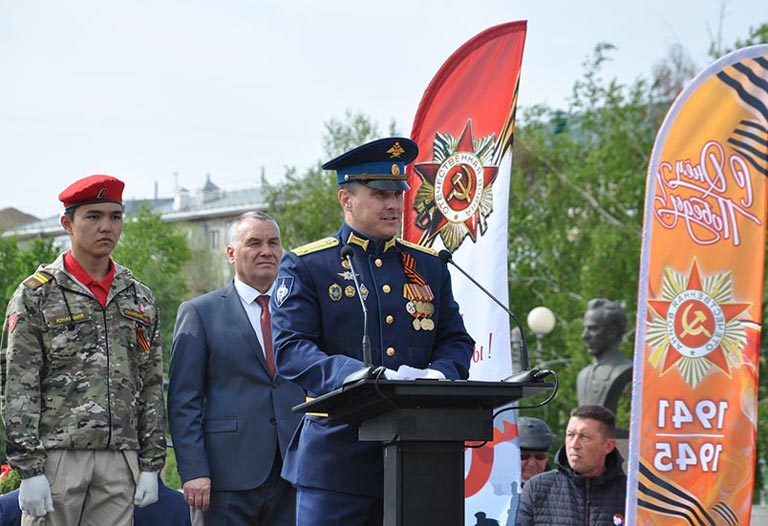 Город в праздничном строю