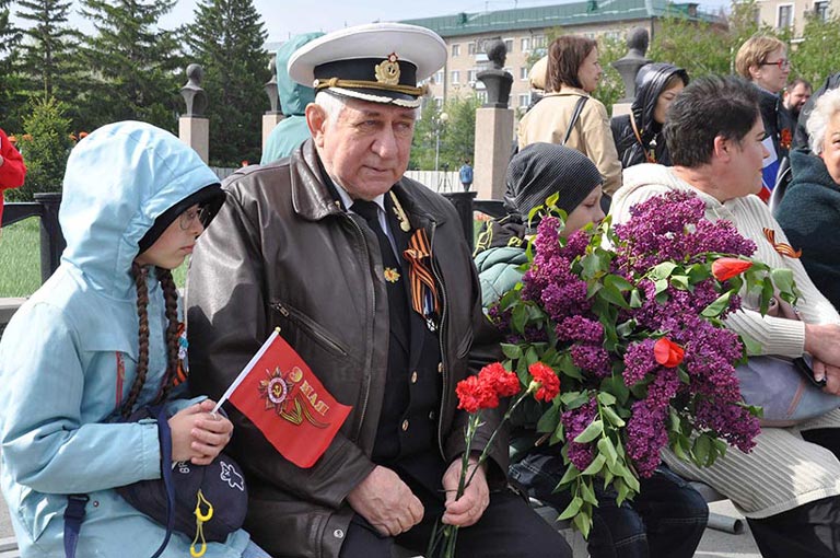 Город в праздничном строю