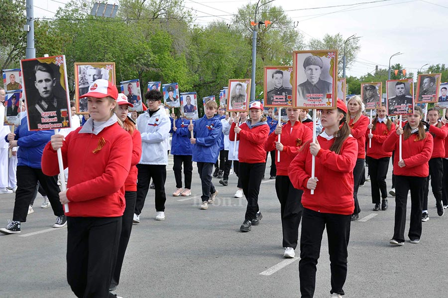 Город в праздничном строю