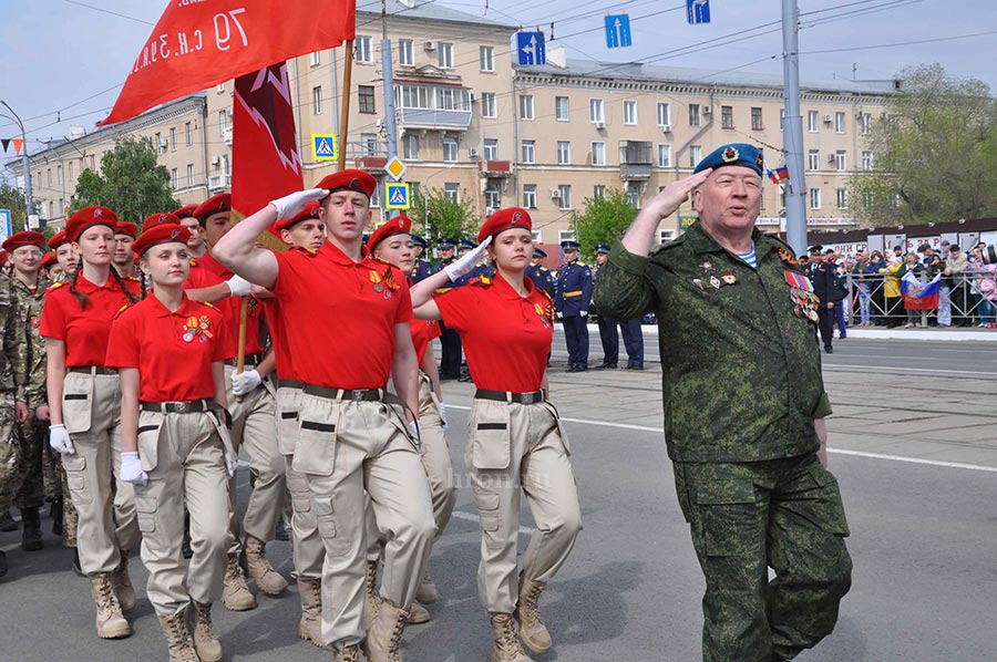 Город в праздничном строю