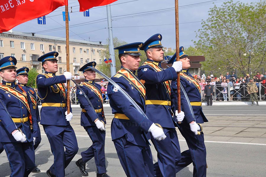 Город в праздничном строю