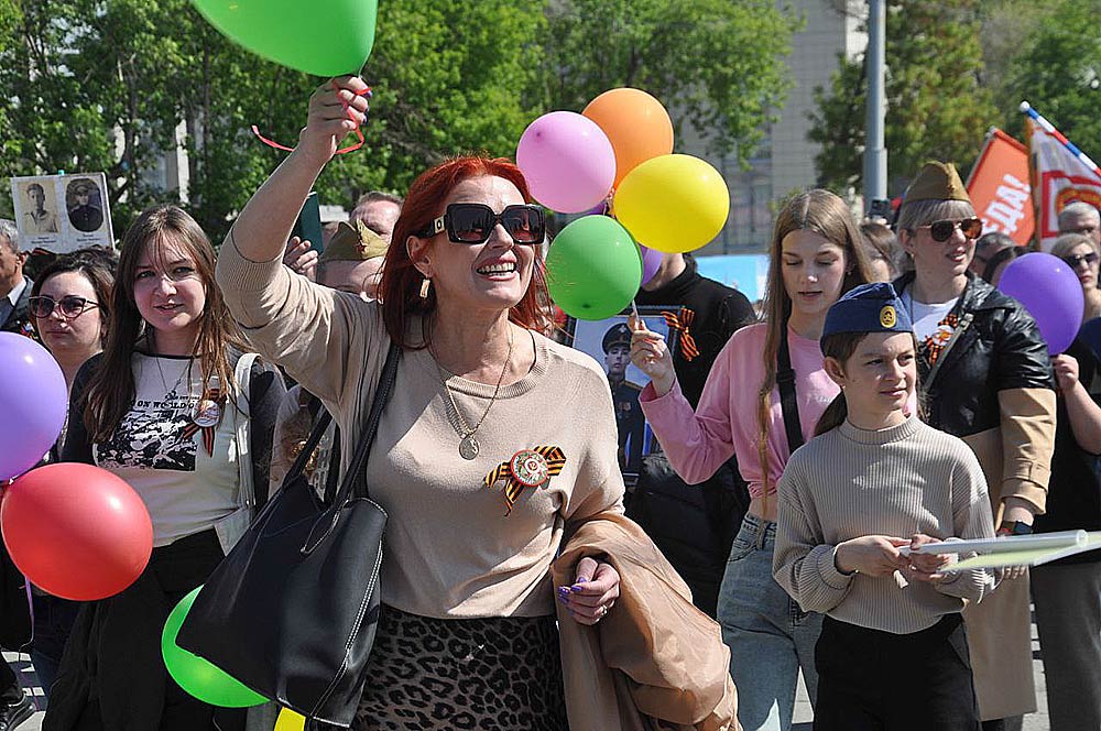 Город в праздничном строю