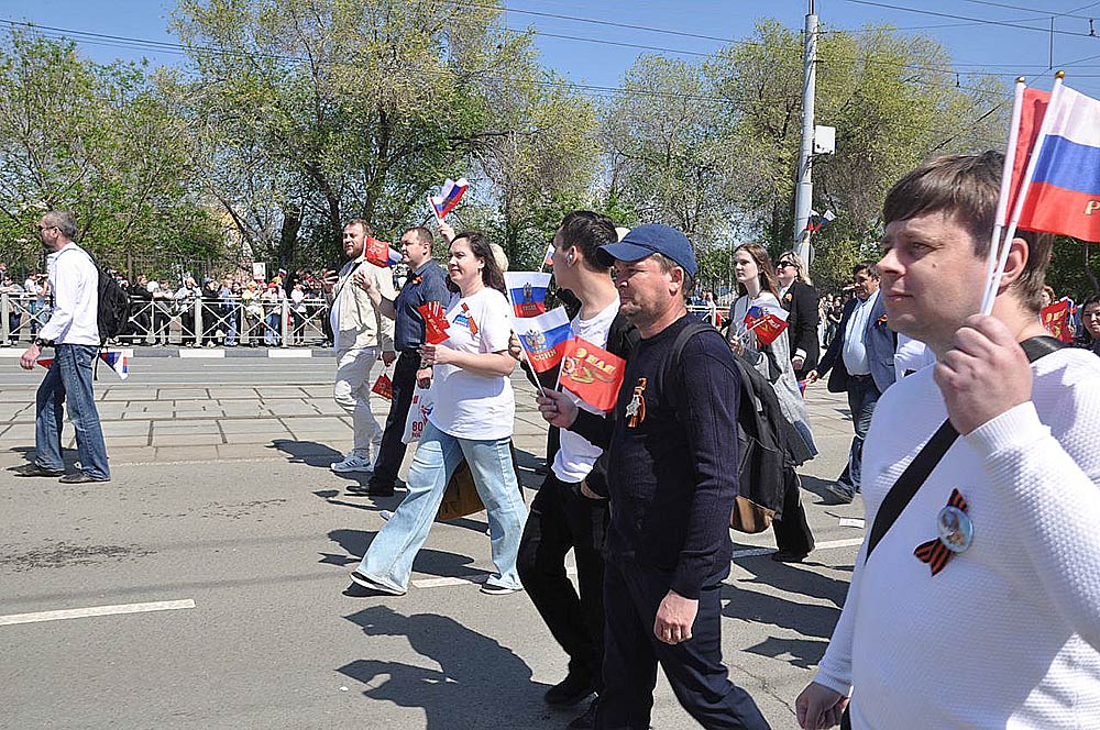 Город в праздничном строю