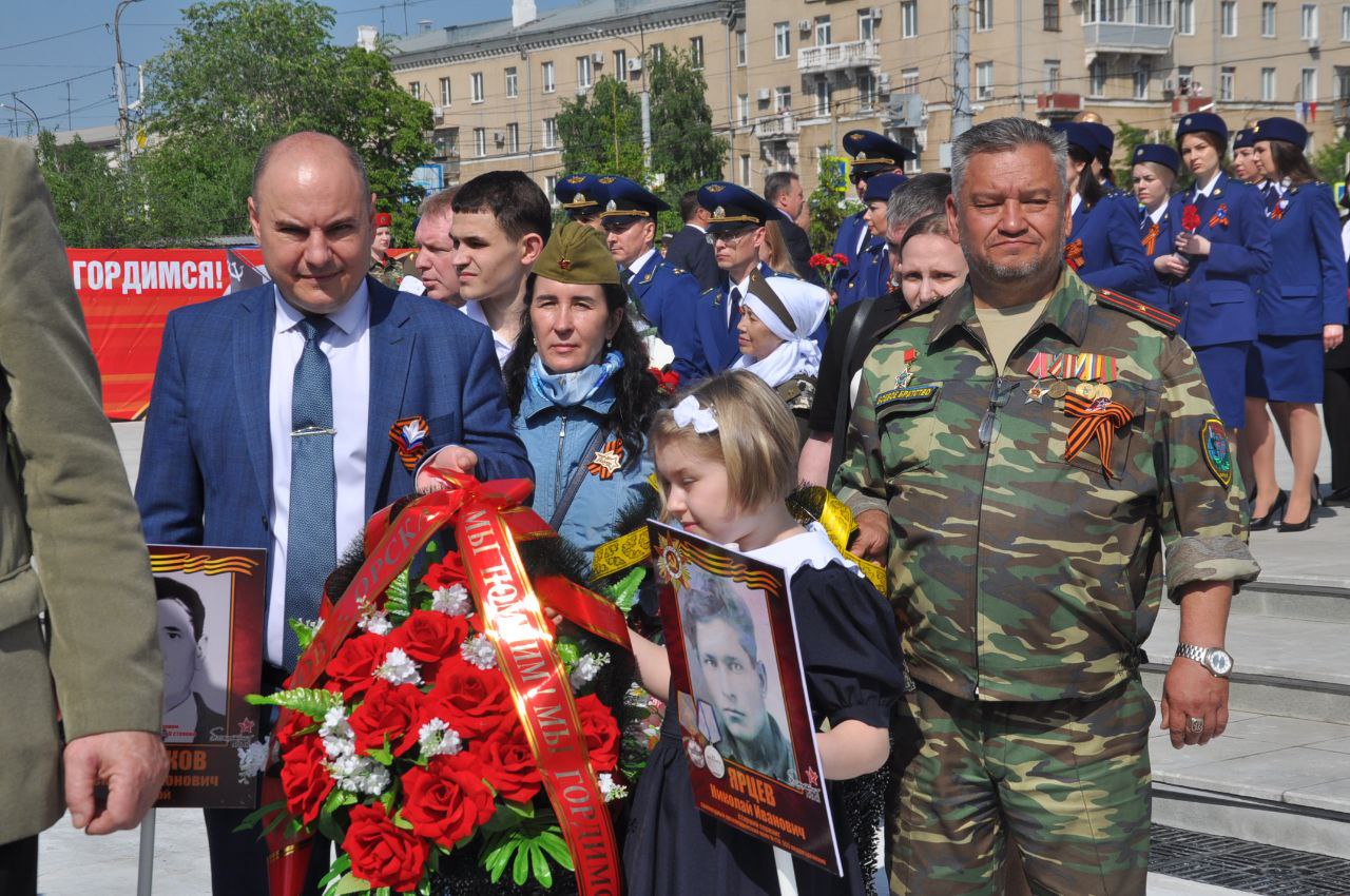 С портретами бойцов - в сквер Славы