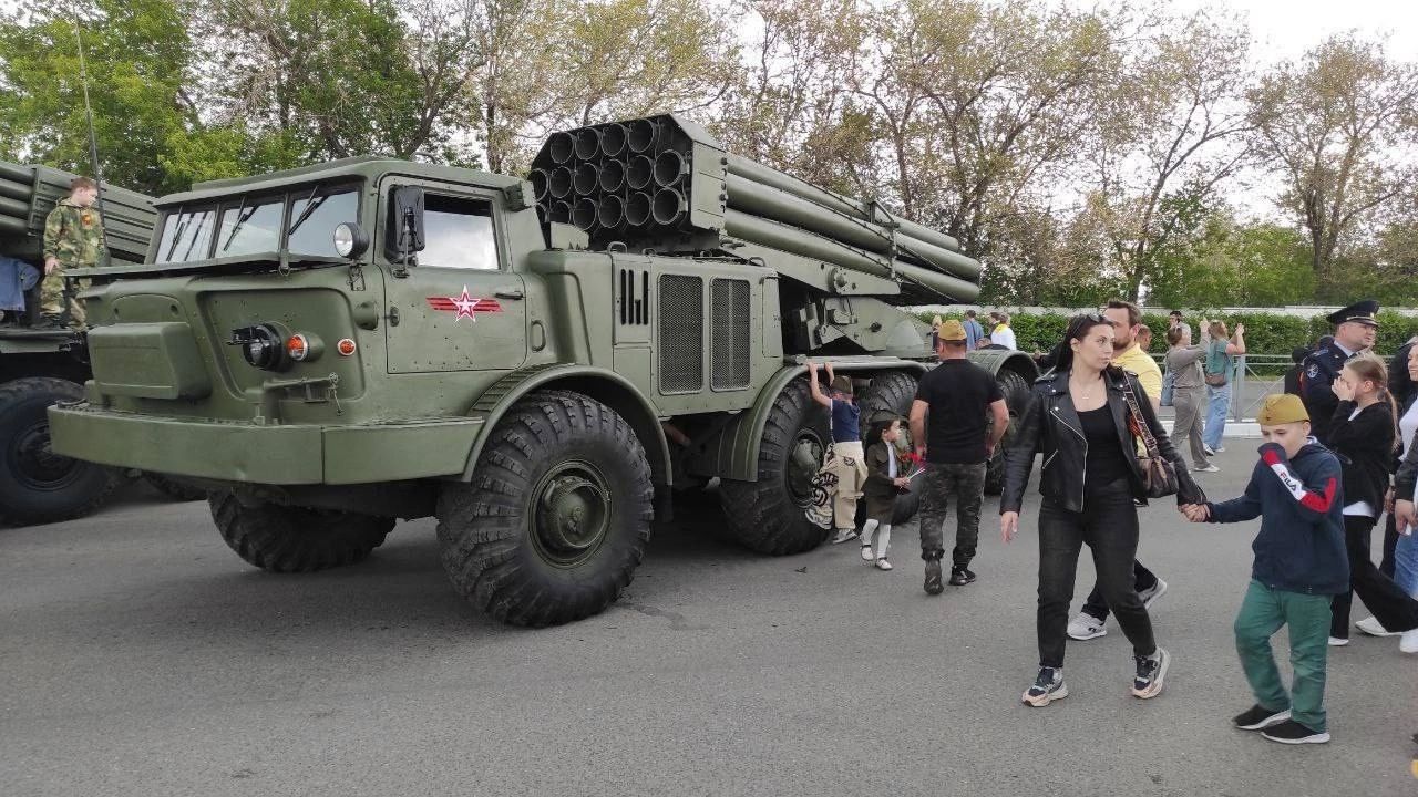 В Оренбурге показали военную технику и вооружение