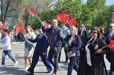 Город в праздничном строю