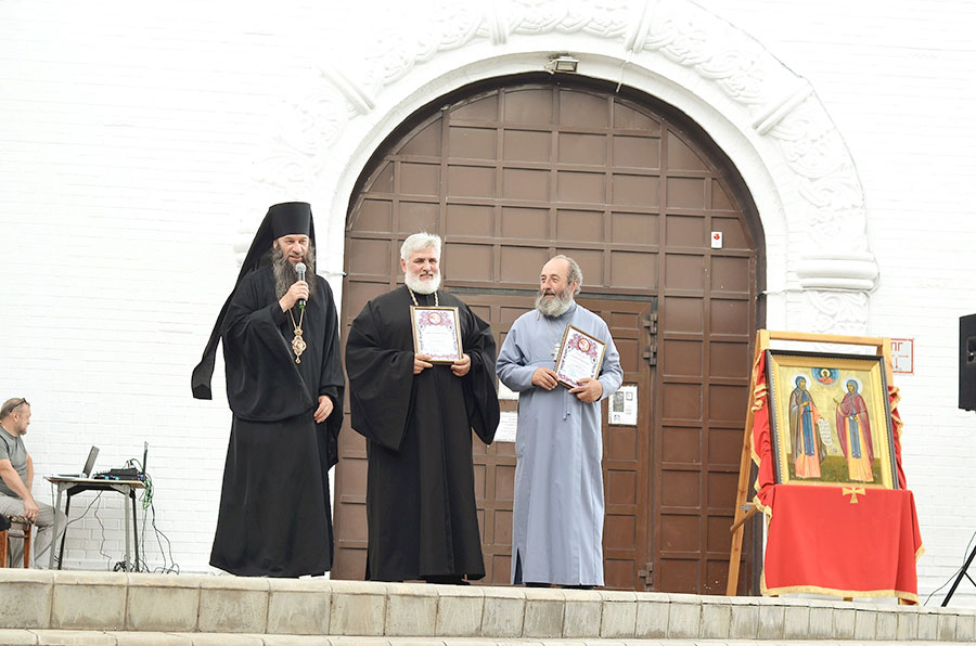 Пели, танцевали, Петра с Февроньей восхваляли