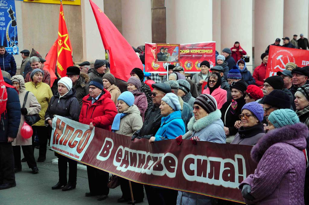 По тротуару без духового оркестра