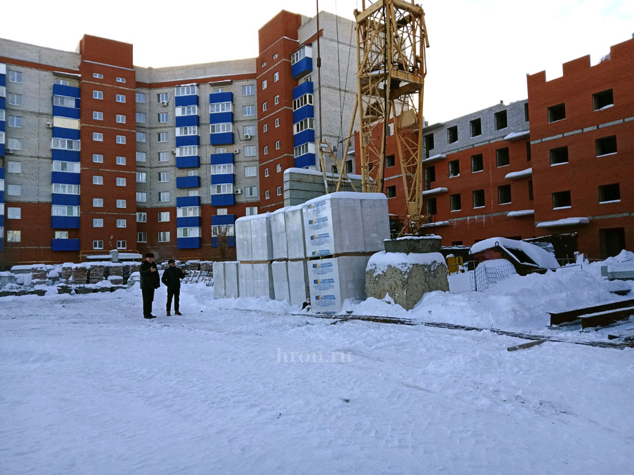 Все выше, и выше, и выше. На главном проспекте возводят девятиэтажку