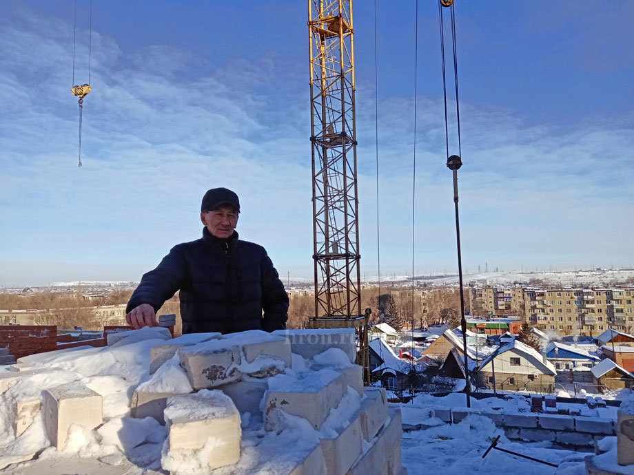 Все выше, и выше, и выше. На главном проспекте возводят девятиэтажку