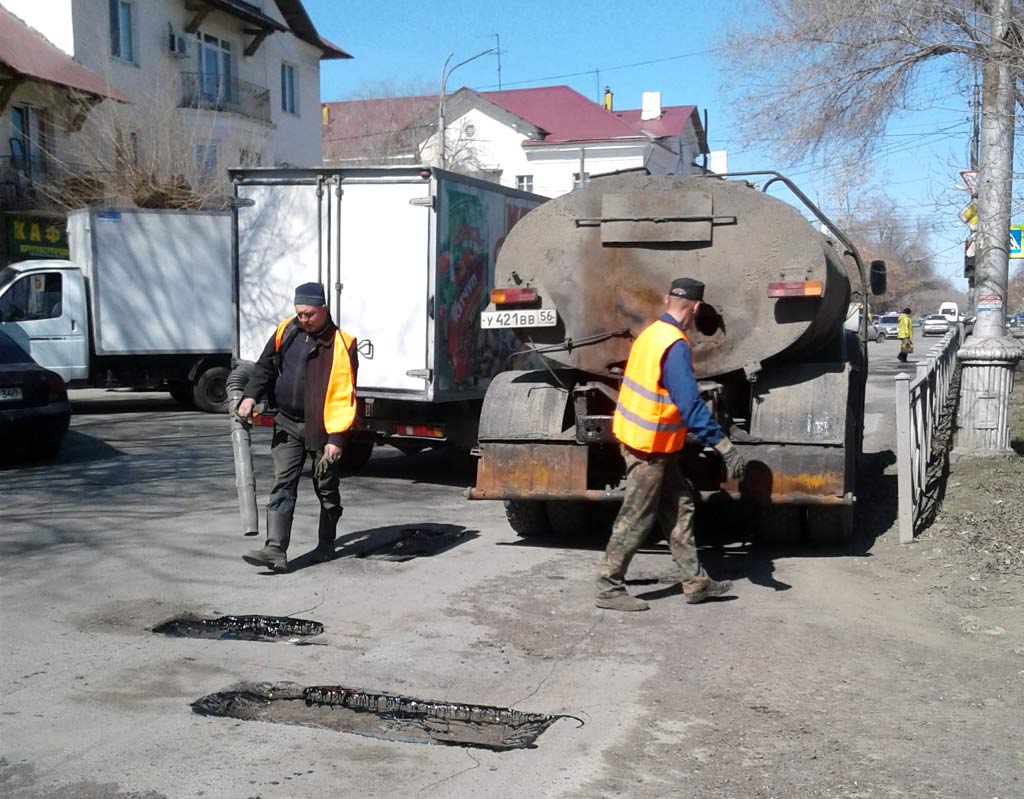 Выбоины латают свежим асфальтом