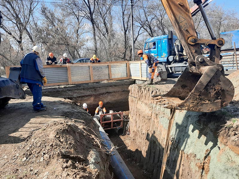 На пятьдесят лет. Участок ветхого водовода в 6 микрорайоне заменили новым