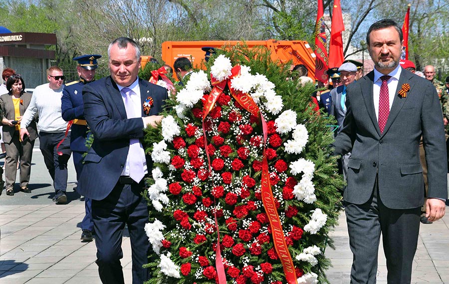 Море цветов у Вечного огня. Подвиги героев не забудутся никогда