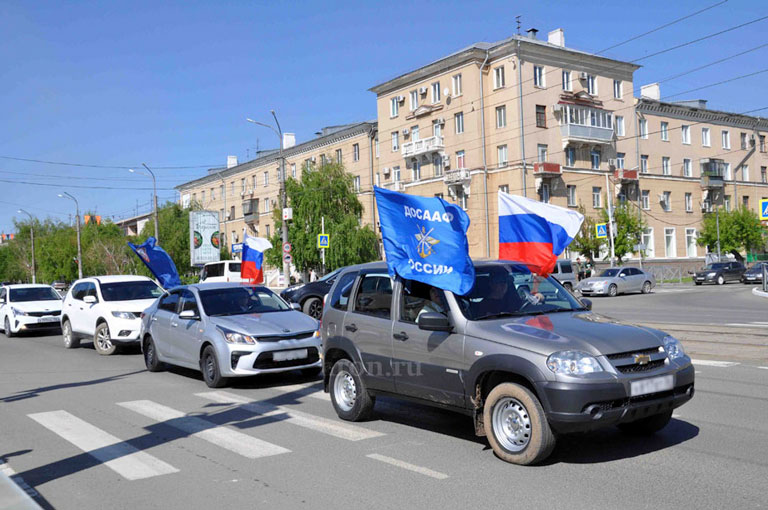 С флагами – по проспекту, в противогазах – по стадиону 