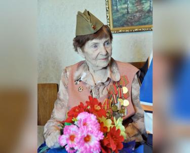Мешки поднимала как пушинку