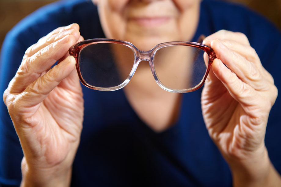 Возьми очки. Руки старушки с очками фото. Бабка в бифокальных очках. Grandparents with Eyeglasses.