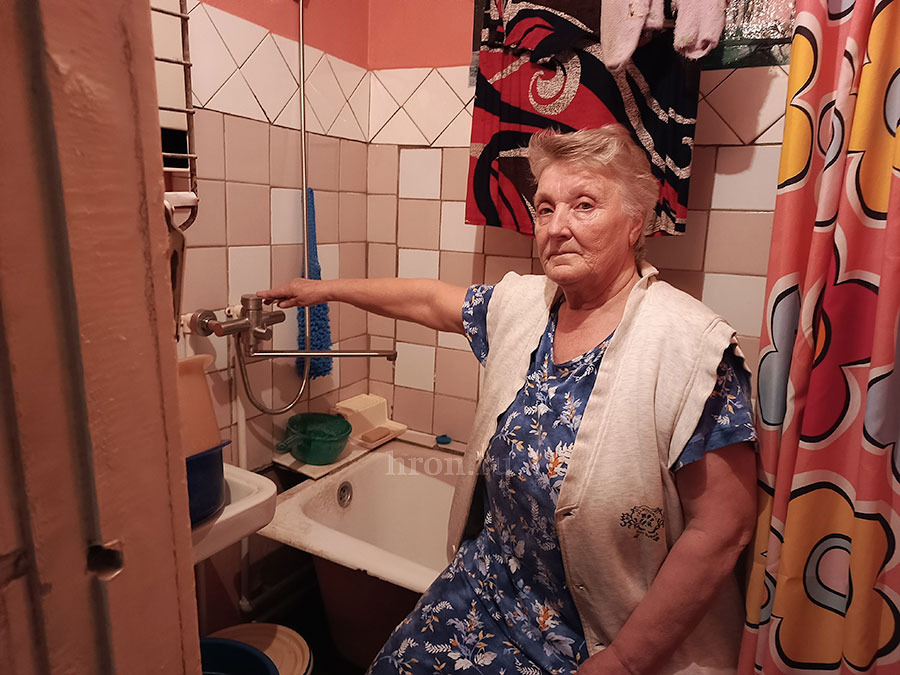 Миссия – «поймать» воду. Жители двух поселков жалуются на слабый напор