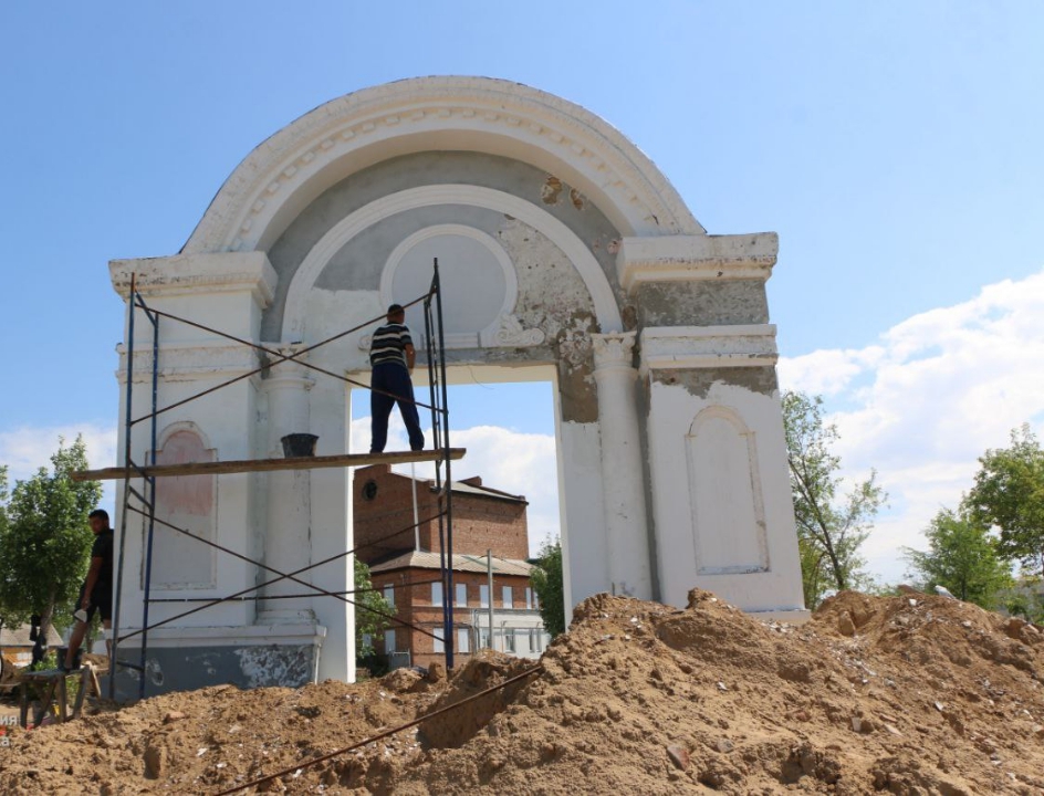 Историческая арка обновляется в сквере Пушкина