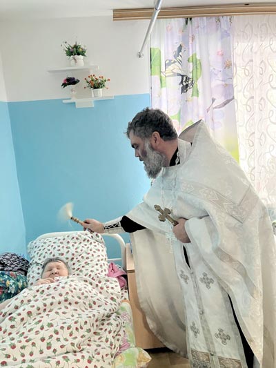 А вам не холодно? О том, почему в Доме милосердия всегда ждут священника