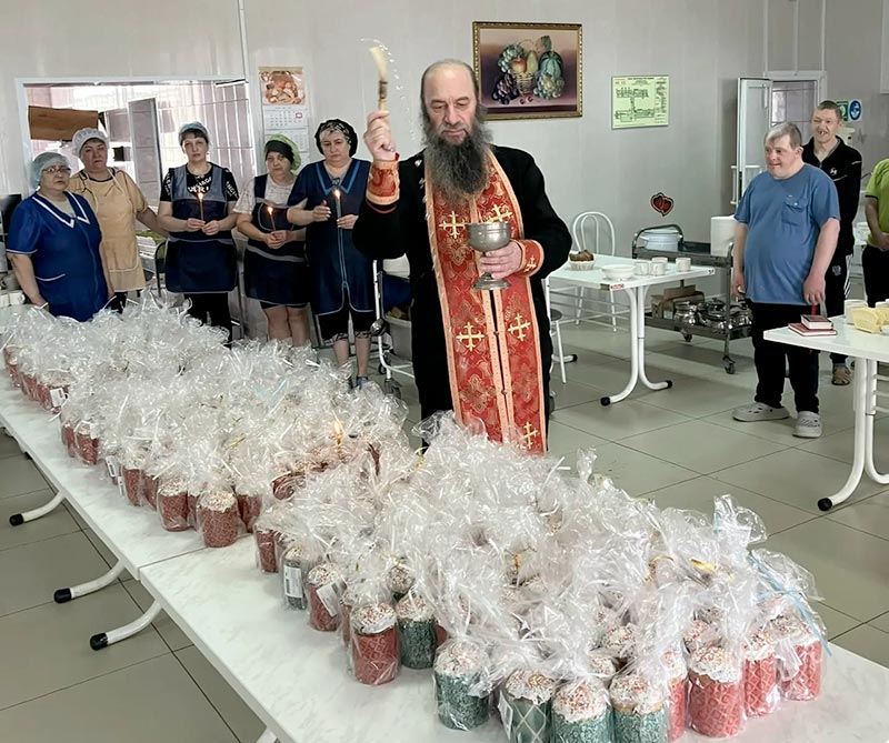 А вам не холодно? О том, почему в Доме милосердия всегда ждут священника