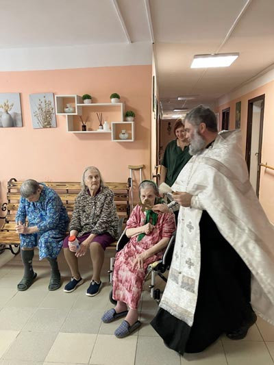А вам не холодно? О том, почему в Доме милосердия всегда ждут священника