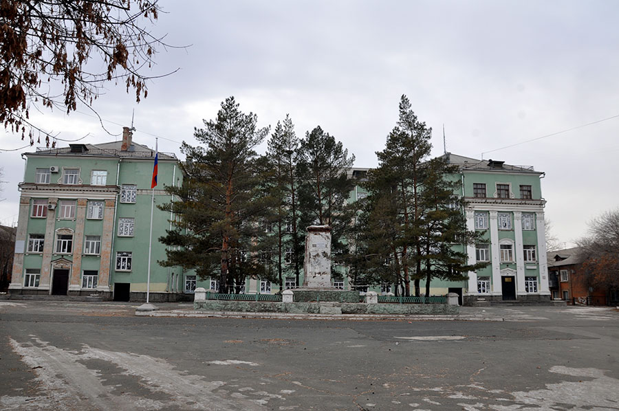 Трещины в стене и осыпавшаяся штукатурка. Родители юных орчан жалуются на состояние здания школы № 2