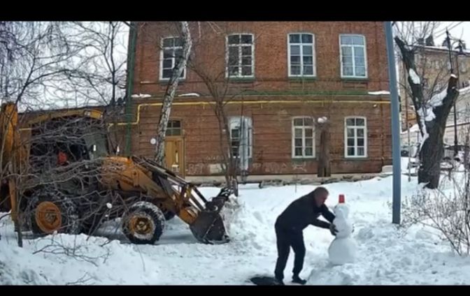 Обычный рабочий день, необычный поступок: кто спас снеговика в переулке