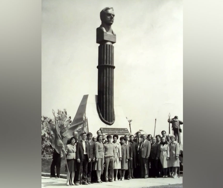 Наши земляки помнят,  как открывали памятник Комарову