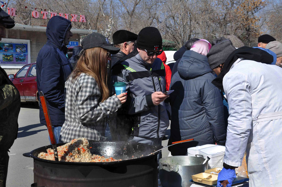 В авоське у орчанина яйца, мясо и… клешня краба