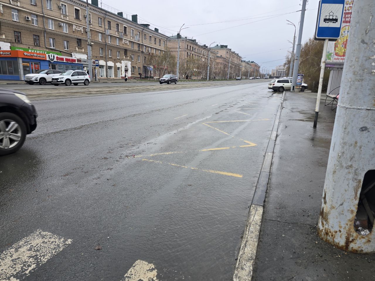 Вода затопила тротуары и проезжую часть