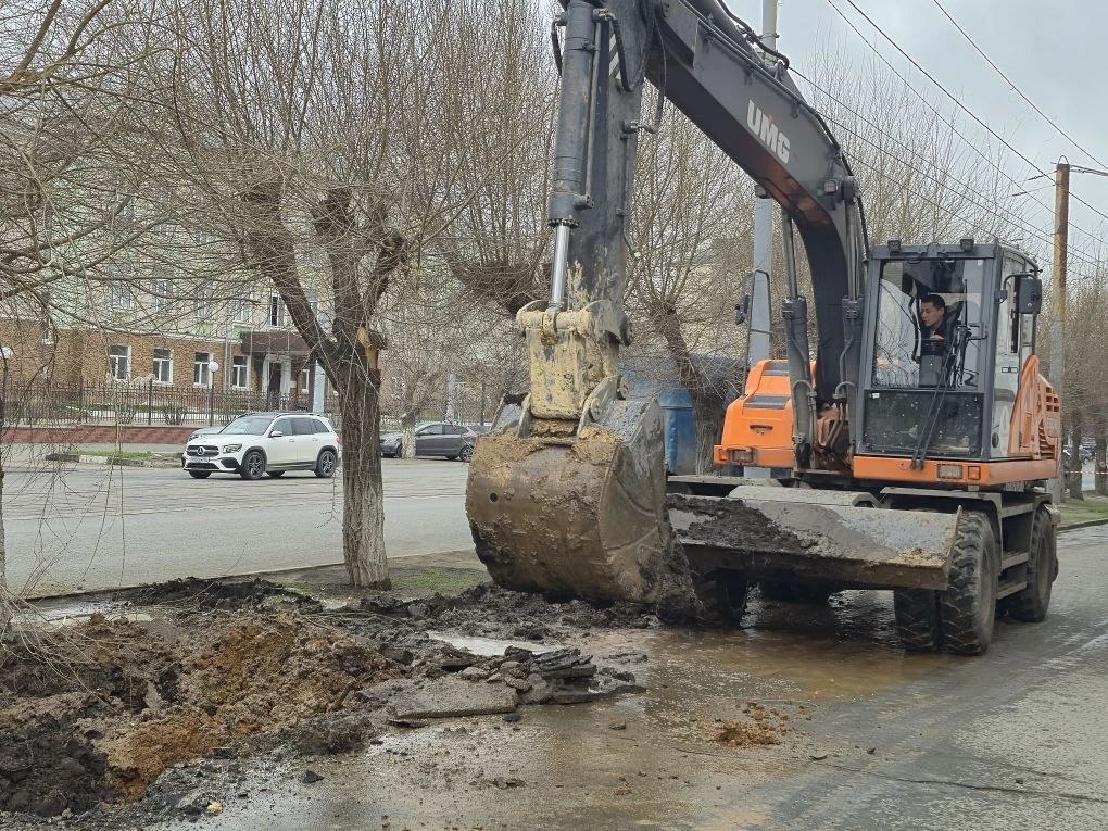 Из-за аварии на водоводе в Орске 20 домов остались без холодной воды