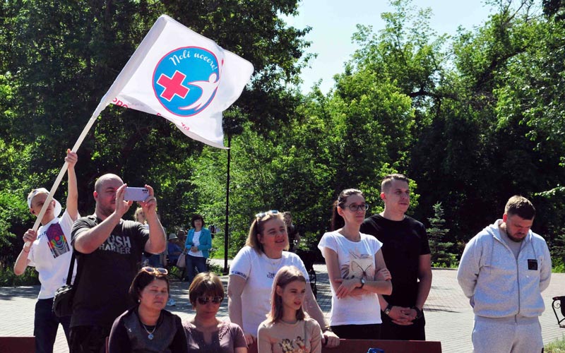 Медики прыгали в мешках и боролись за победу