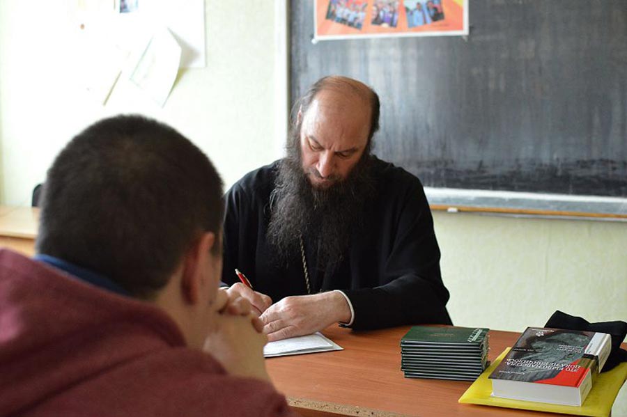 Преподаватель в монашеской рясе