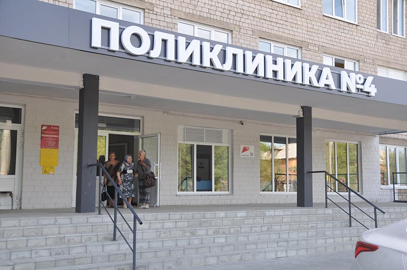 Они вернулись. В поликлинику на проспект Никельщиков завозят мебель