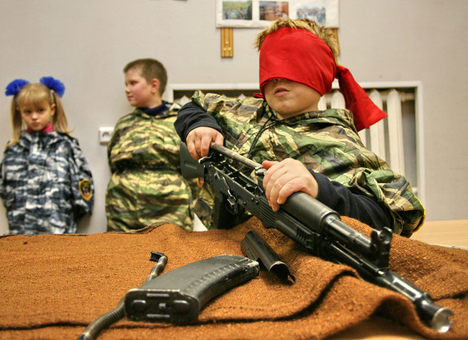 Школы берут курс на начальную военную подготовку