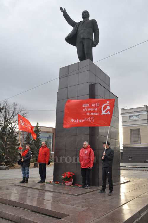 Цветы возложили, субботник провели