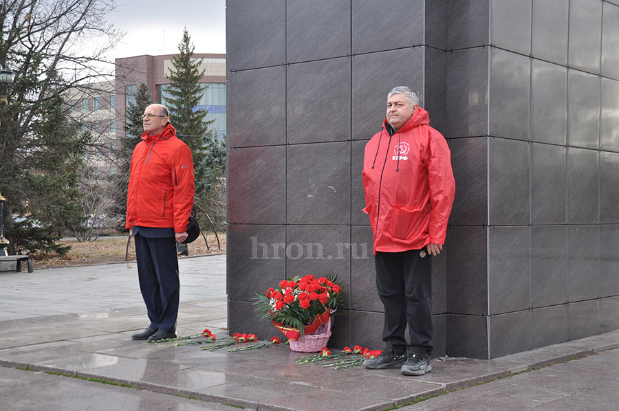 Цветы возложили, субботник провели