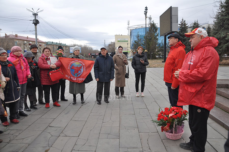 Цветы возложили, субботник провели