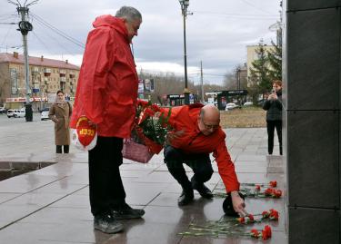 Цветы возложили, субботник провели