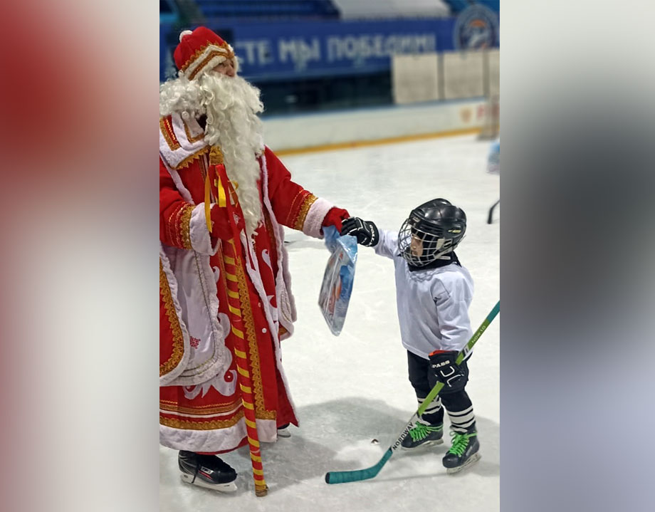 Фотоконкурс «Новый год у двери – в чудеса поверим!» | Дед Мороз встал на коньки и удивил хоккеиста