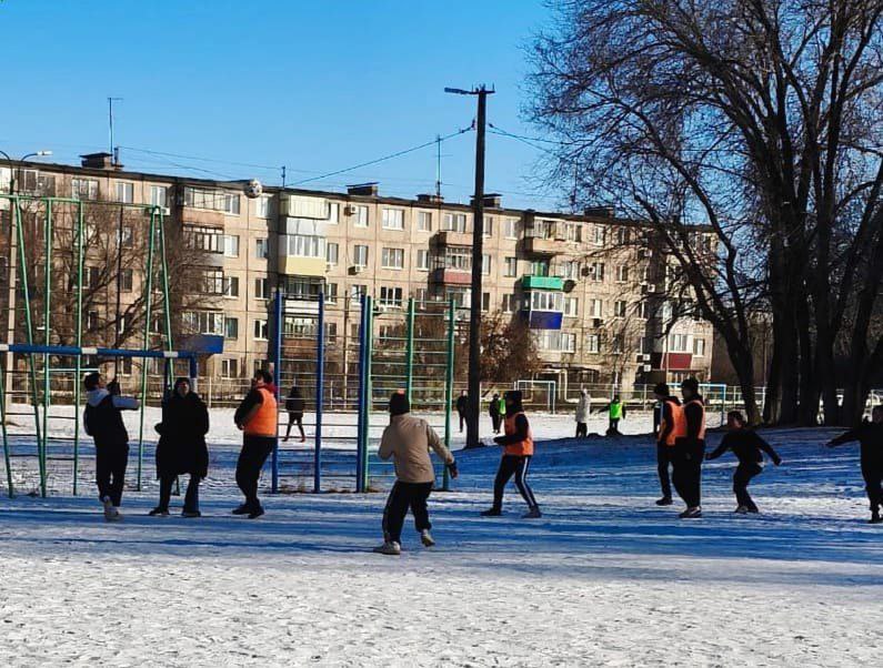 Мини-футбол на снегу: турнир в честь Дня защитника Отечества прошел в школе №15