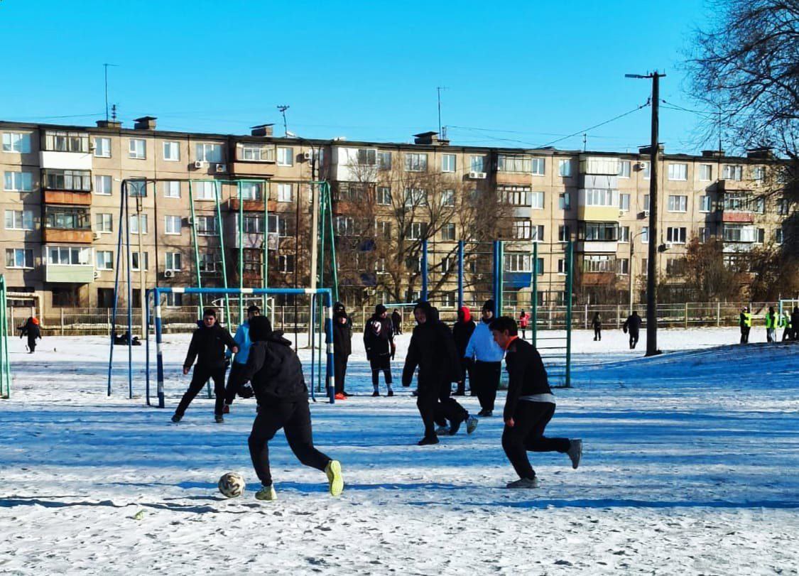 Мини-футбол на снегу: турнир в честь Дня защитника Отечества прошел в школе №15